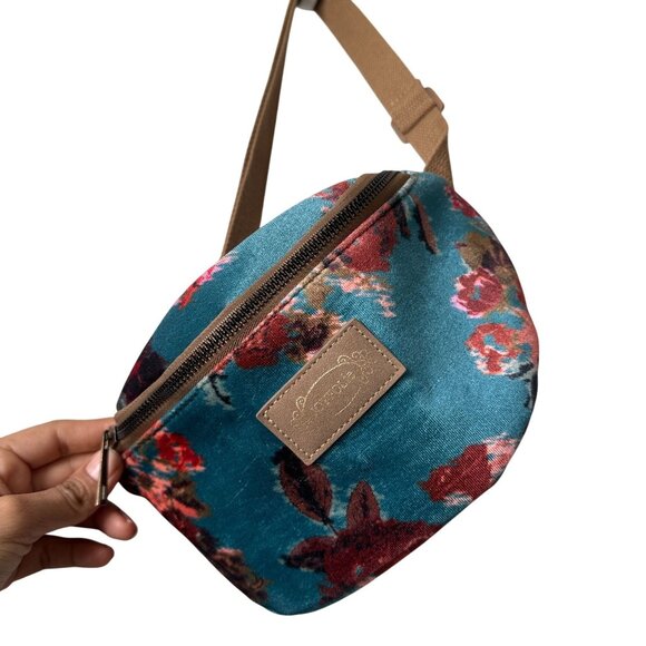 Joyfolie Women's Savannah Belt Bag in Aegan Ikat fanny pack - Picture 4 of 8